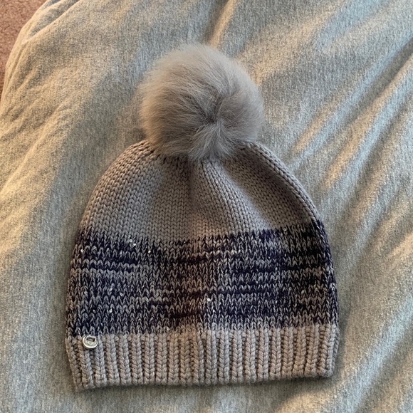 Ugg Pom Beanie - Picture 1 of 5